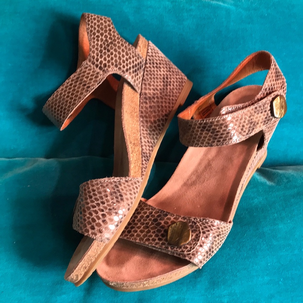 täōs Sandals